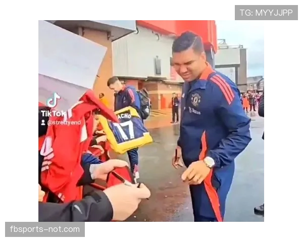 曼联更衣室矛盾再度曝光，球队内部问题延续，对赛季表现形成持续影响